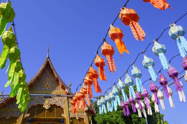 Sérénité et éclat : le charme des lampes Bouddha